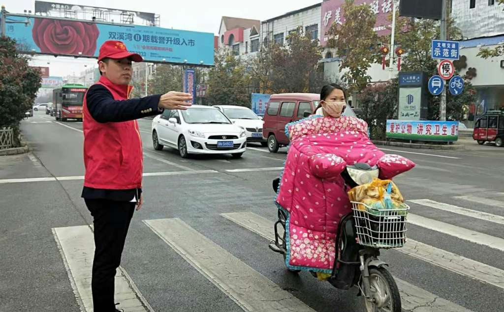 县卫生计生监督所积极组织开展文明交通志愿服务活动